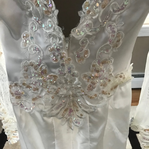 Custom detailed Ivory wedding gown with sequins - Picture 6 of 8